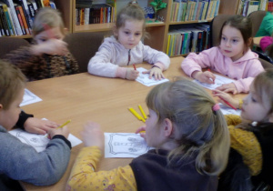 Grupa dzieci podczas kolorowania herbu Łasku.